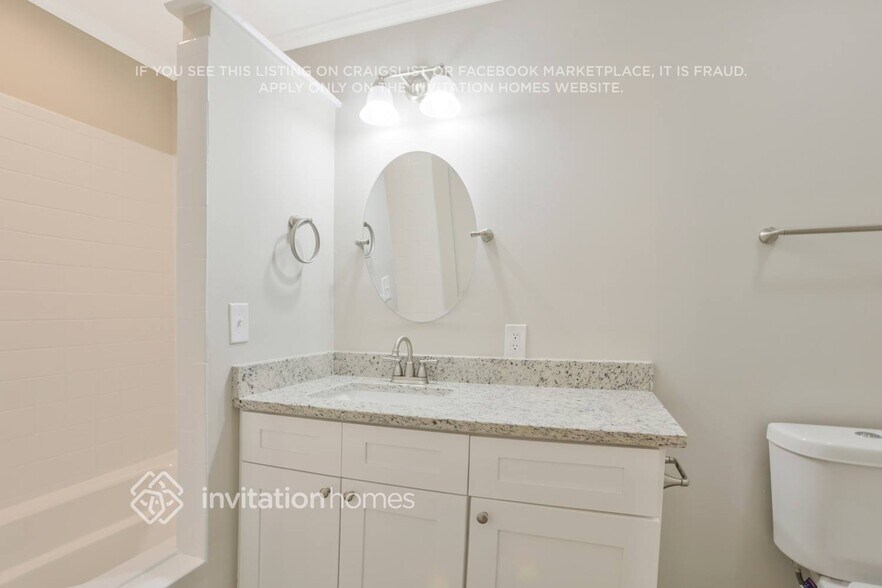 Building Photo - 5421 S Lake Dr