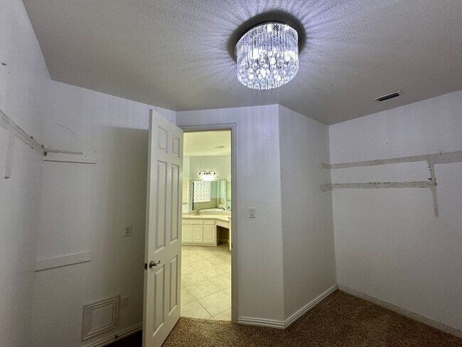 Building Photo - 928 Falcon Dr