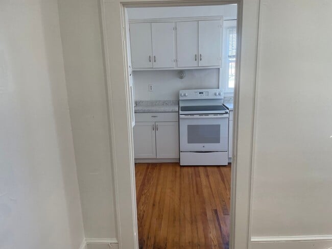 Building Photo - 615 Day Ave SW