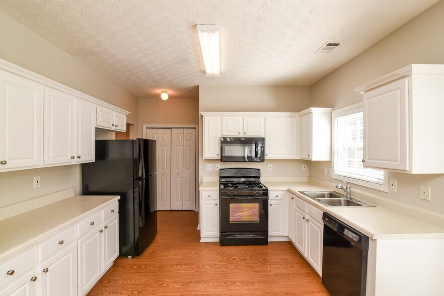 Building Photo - 425 Clairidge Ln SW