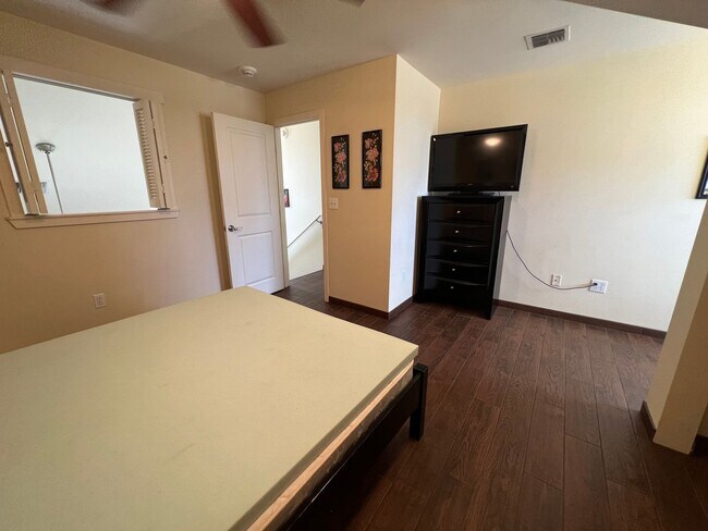 Building Photo - Top-Floor Ocean View Condo Across from the Beach | Furnished 2BR + Central A/C