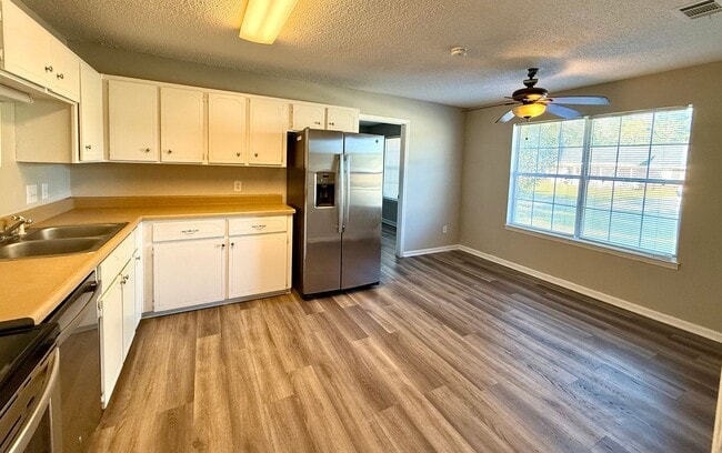 Building Photo - Spacious corner lot with a private backyard- Available 4/10!!