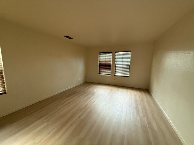 Building Photo - 2424 Sandpiper Ln