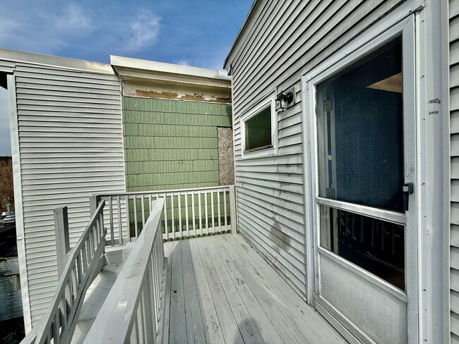 Building Photo - 724 Cambridge St