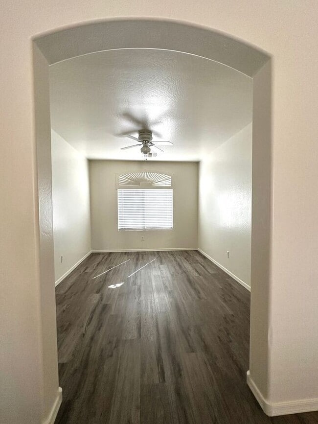 Building Photo - New Flooring! Single level 3 bed in Camelback Ranch!