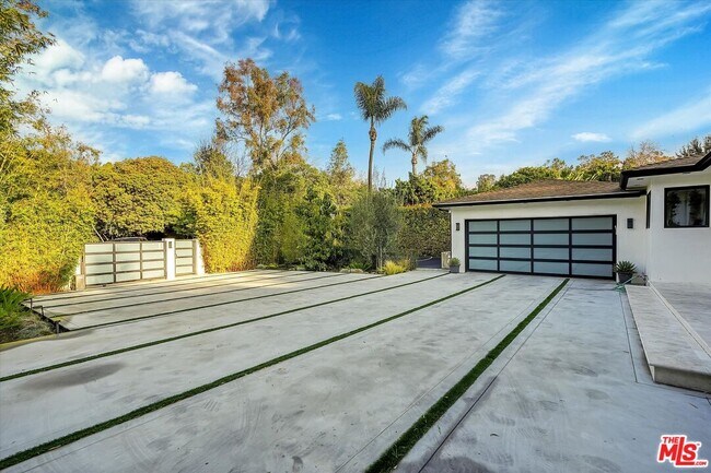 Building Photo - 11364 Sunset Blvd