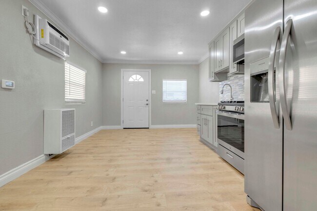 Building Photo - Bungalow style apartment on a quiet property is now available!