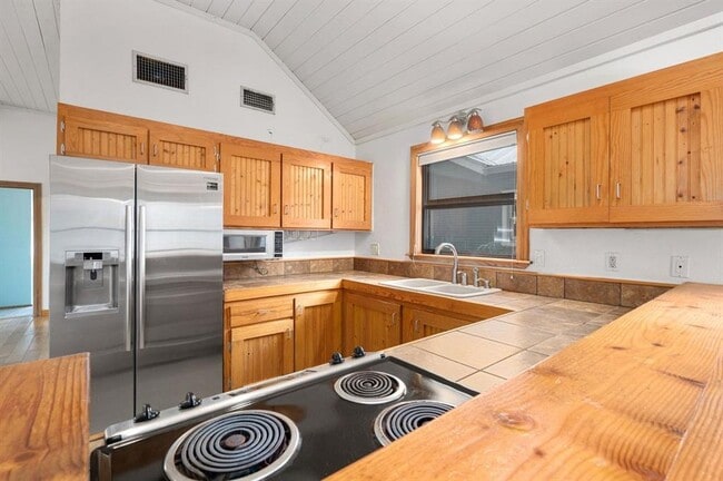 Building Photo - 1811 Waterston Ave