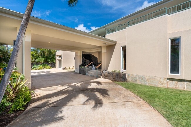 Building Photo - Portlock Paradise