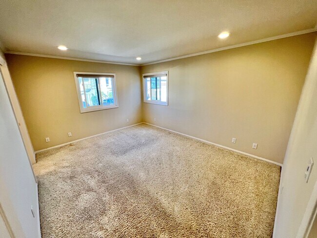 Building Photo - Peninsula Living just steps to the Beach