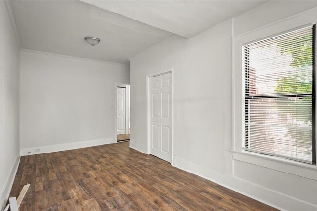 Building Photo - Beautifully Renovated 2/1 Unit in Historic...