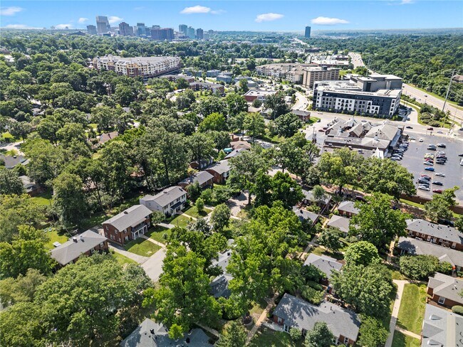 Building Photo - 725 Berick Dr
