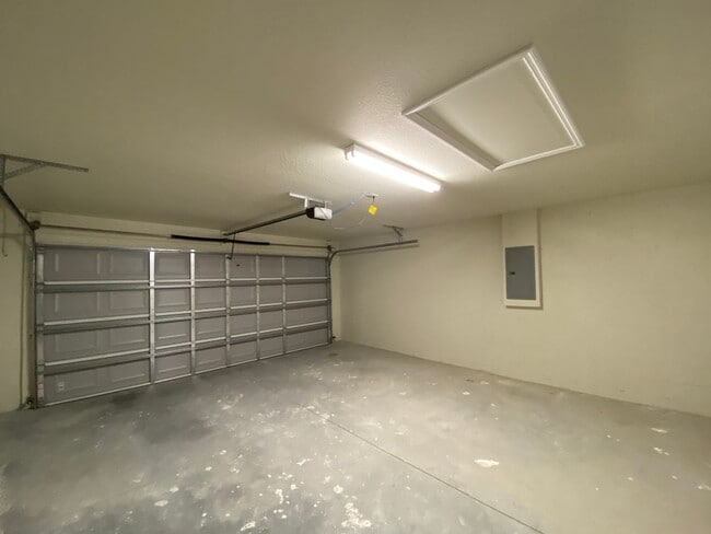 Building Photo - Will NOT be ready to show until. MID OCTOB...