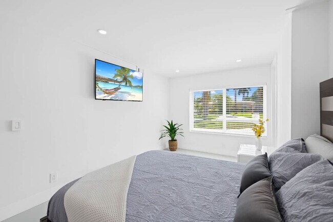 Building Photo - 871 NW 23rd Terrace