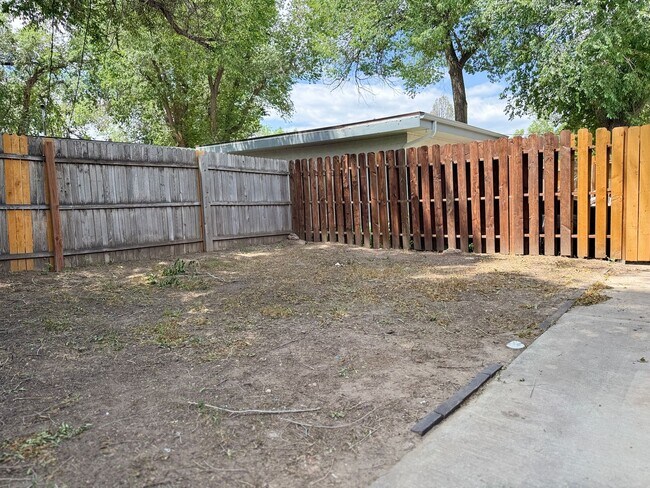 Building Photo - 2412 E St Vrain St