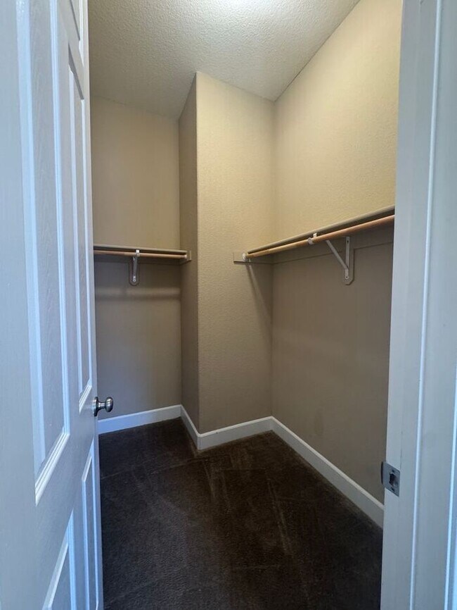 Building Photo - Beautiful Shadow Ridge Home in Spanish Spr...