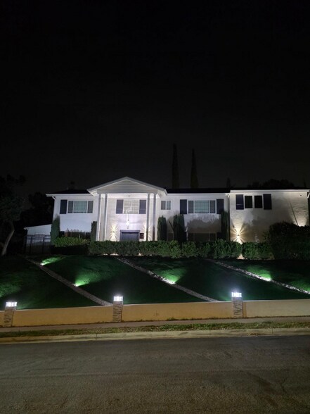 Building Photo - 10644 Vanalden Ave