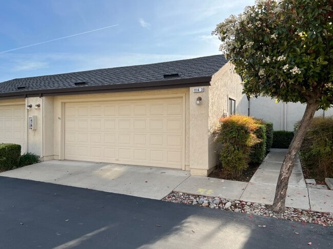 Building Photo - Single story condo located in Cedarbrook's Gated Community!