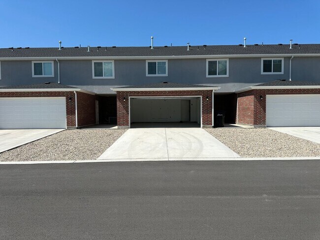 Building Photo - New Never Lived in Springville Townhome Fo...
