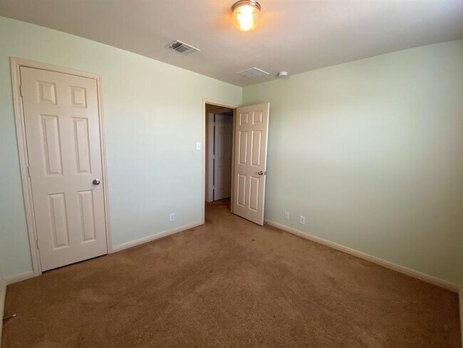Building Photo - 2221 Nestlewood Dr