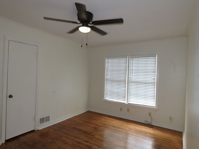 Building Photo - Lovely Updated 3 Bedroom, 2 Bath House in ...