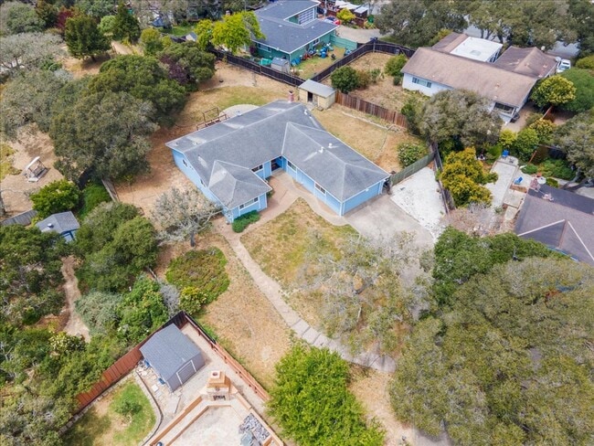 Building Photo - Four Bedroom in Oak Hill Oaks