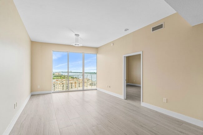 Building Photo - 1551 N Flagler Dr