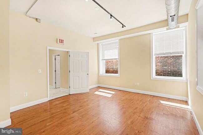 Building Photo - 338 N Charles St