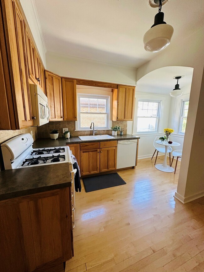 Building Photo - 1625 Wealthy St SE