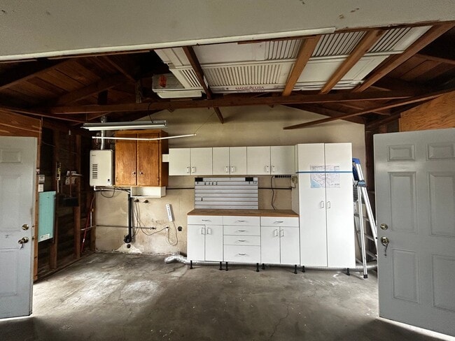 Building Photo - **Price-reduction** 3 Bedroom house two blocks from the shell beach cliffs