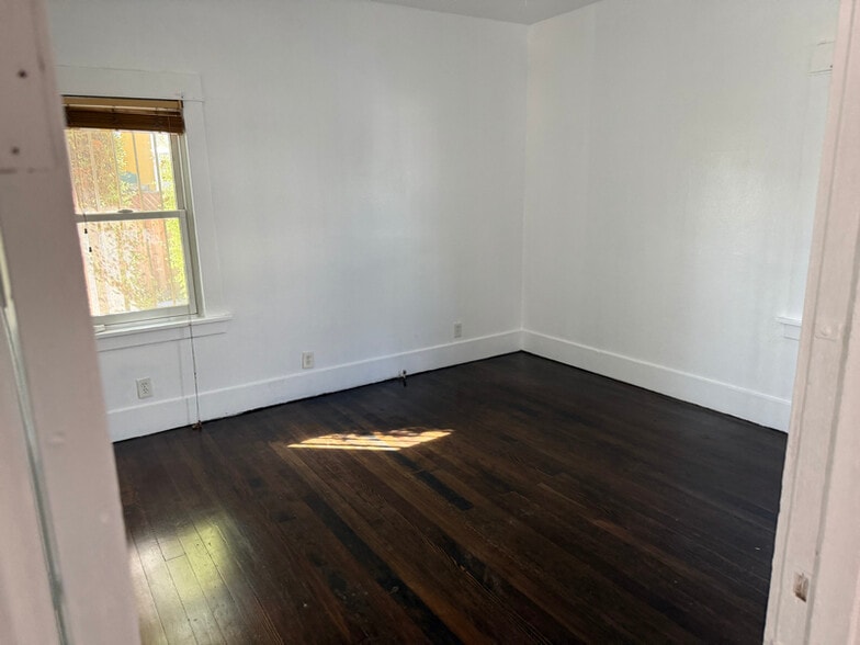 Building Photo - 1424 W 45th St