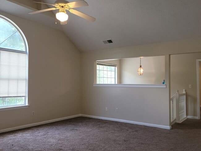 Building Photo - Great In-Law Suite Property - Master on Up...