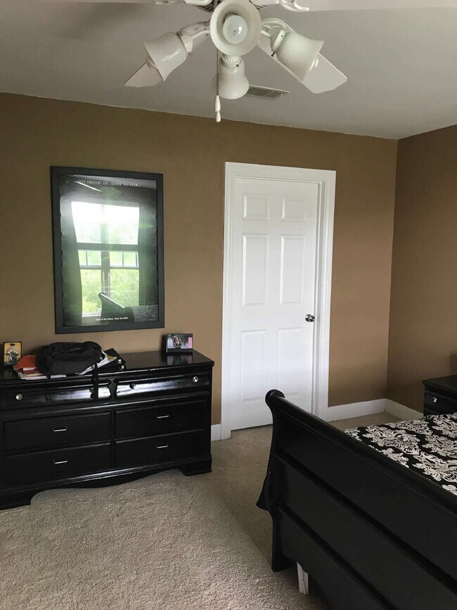 Building Photo - Spacious Condo in Fox Run Condos!