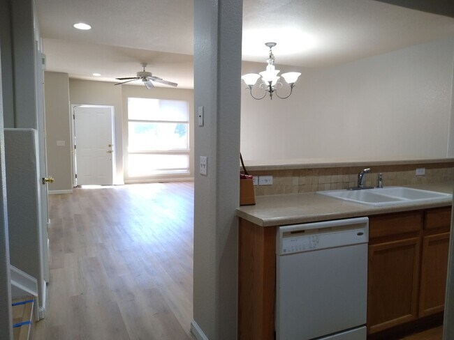 Building Photo - Fabulous Townhome Near Cherry Creek State ...
