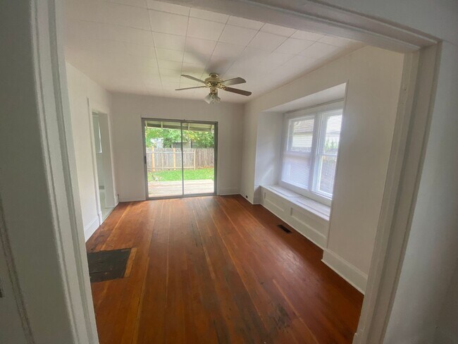 Building Photo - 1647 Villard St