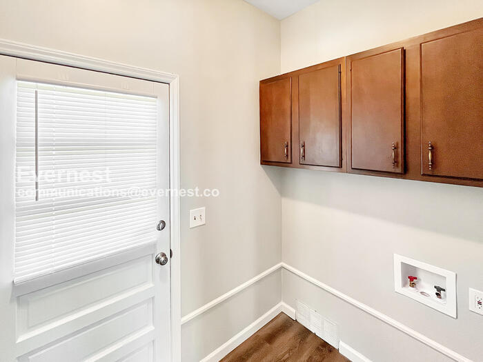 Building Photo - 425 Shallowood Ln