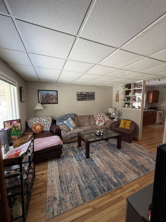 Building Photo - AVAILABLE JUNE 1ST 2026 - Beautiful 3 bed/2 bath House