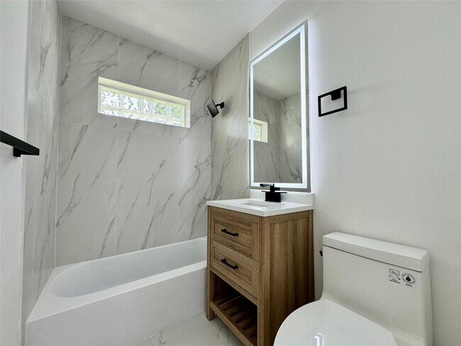 Building Photo - 1008 Mango Isle