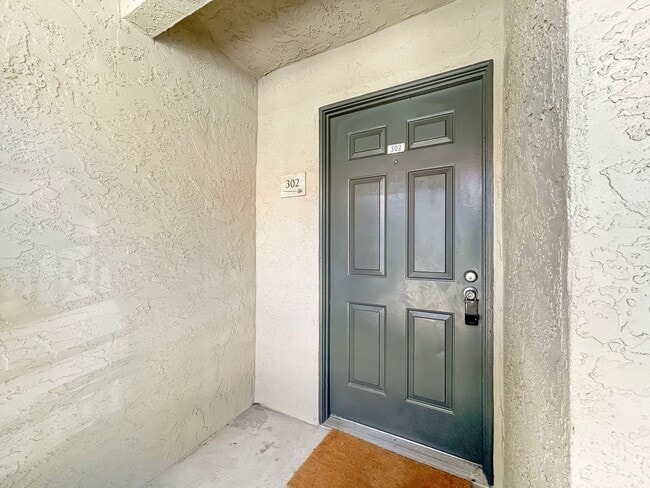 Primary Photo - Modern Second-Story 2B/2BA in the Heart of...