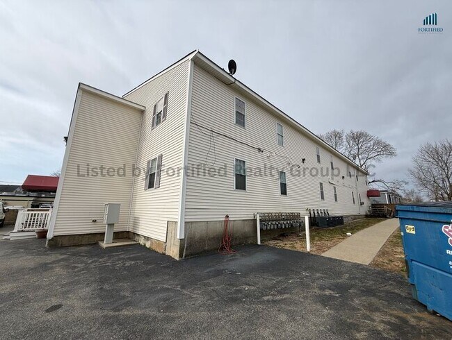 Building Photo - 1556 N Main St