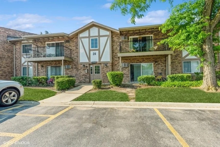 Building Entrance - 16W470 Lake Dr
