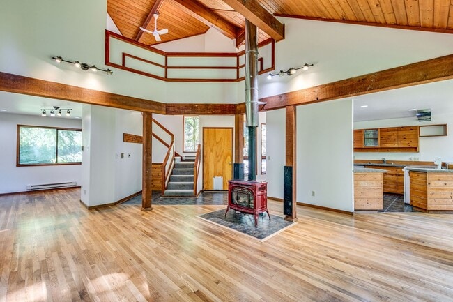 Building Photo - Private 3 Bedroom Home in the Woods