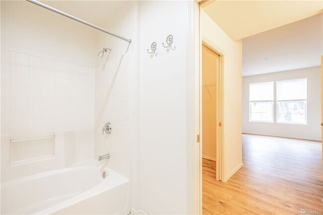 Building Photo - 2Bd/2Ba Issaquah Condo