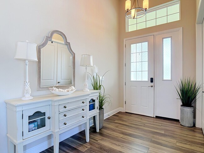 Building Photo - 3008 King Palm Dr