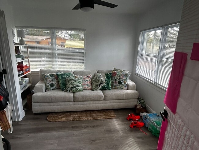 Building Photo - Cozy 2-Bedroom Home in the Heart of St. Petersburg