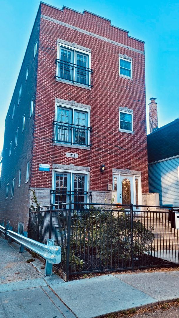 Building Photo - 1119 W Addison St
