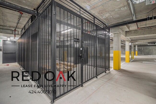 Building Photo - 856 S Gramercy Dr