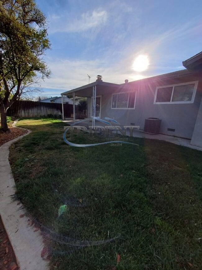 Building Photo - This is a cute 4 bedroom, 2 bath house in an established Woodland community