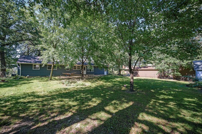 Building Photo - Gorgeous Shoreview House 3BR 1 Bath  Available Early May!