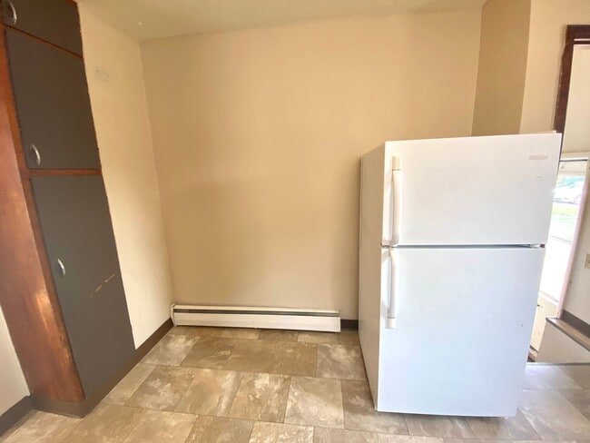 Building Photo - 4 Bed 2 Bath Home!